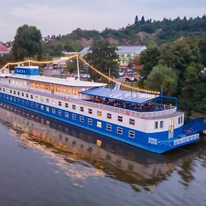 Botel Racek ***